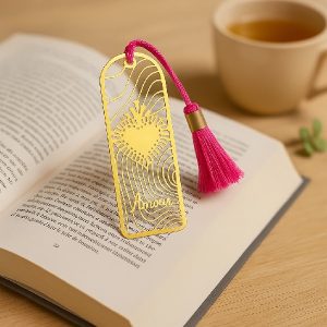 Marque-page doré Omsaé Amour Infini orné de cœurs et d’étoiles, symbole d’amour universel et de bienveillance, accessoire de lecture spirituel et élégant, idée cadeau zen pour lectrice