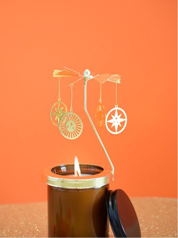 Carrousel pour bougie Aura Positive Omsaé doré, orné de soleils et d’étoiles, décoration zen et spirituelle diffusant lumière, joie et énergie bienveillante dans la maison