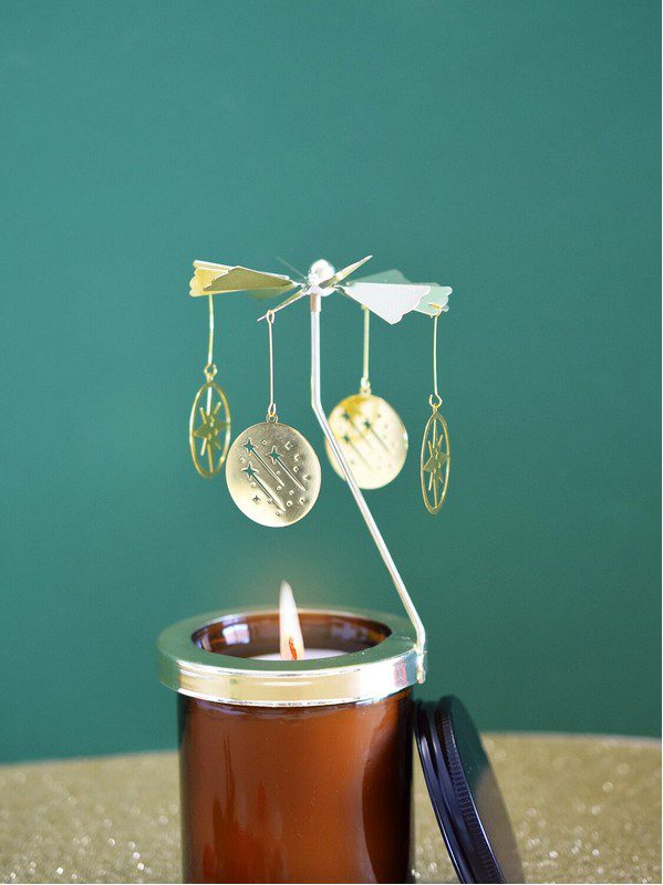 Carrousel pour bougie Abondance Étoilée Omsaé doré, orné d’étoiles symbolisant la prospérité et la réussite, décoration spirituelle zen pour attirer chance, abondance et énergie positive dans la maison