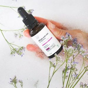 Sérum anti-âge au rétinal Clémence & Vivien, flacon pipette brun sur fond clair avec agrumes, soin visage bio lissant et raffermissant made in France