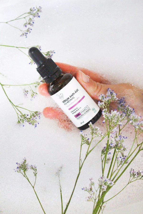 Sérum anti-âge au rétinal Clémence & Vivien, flacon pipette brun sur fond clair avec agrumes, soin visage bio lissant et raffermissant made in France