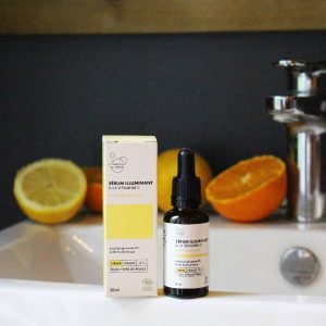 Sérum illuminant à la vitamine C Clémence & Vivien, flacon en verre naturel sur fond doux, cosmétique bio fabriqué en France