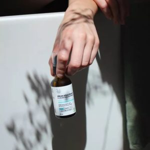 Sérum désaltérant Clémence & Vivien à l’acide hyaluronique et à la rose, flacon pipette brun posé sur fond clair, soin hydratant bio pour peau déshydratée