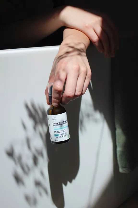 Sérum désaltérant Clémence & Vivien à l’acide hyaluronique et à la rose, flacon pipette brun posé sur fond clair, soin hydratant bio pour peau déshydratée