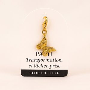 Charm Papillon doré Rituel de Lune – bijou spirituel symbole de transformation, liberté et lâcher-prise, à accrocher à un bracelet, collier ou porte-clés – Esprit Féerique, boutique en ligne bien-être et bijoux énergétiques